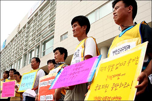 27일 오후 Y학교성폭행대책위는 시장 면담에 앞서 시청사 앞에서 기자회견을 열고 Y법인 인가취소 등을 거듭 촉구했다. 